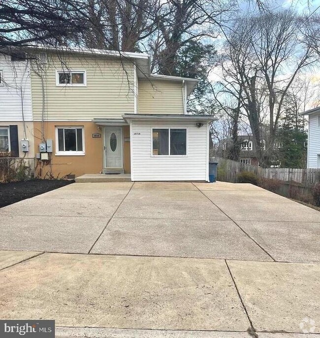 Building Photo - 10710 Maple St