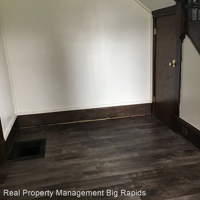 Foto del edificio - 6 br, 2 bath House - 303 South Michigan Ave