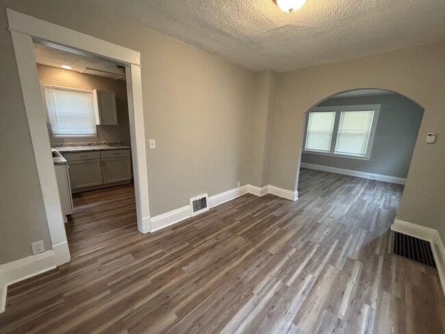Building Photo - 3524 Leybourn Ave