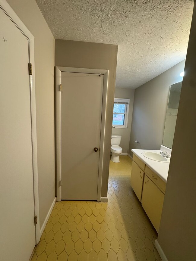 Building Photo - 2029 Kay Dr SW