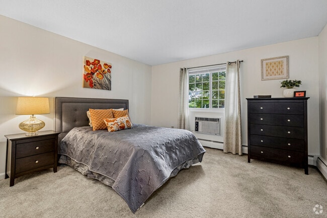 2BR, 1BA - 975SF - Bedroom - Greenview Village Apartments