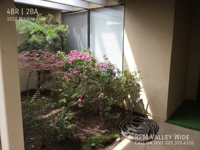 Building Photo - Beautiful 4 Bedroom Home in Established No...