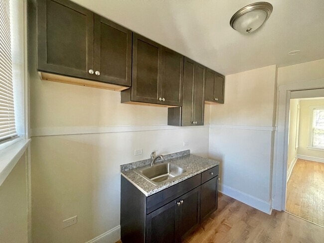 Building Photo - 2536 W Thorndale Ave