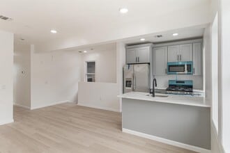 Building Photo - 709 Grand Ave