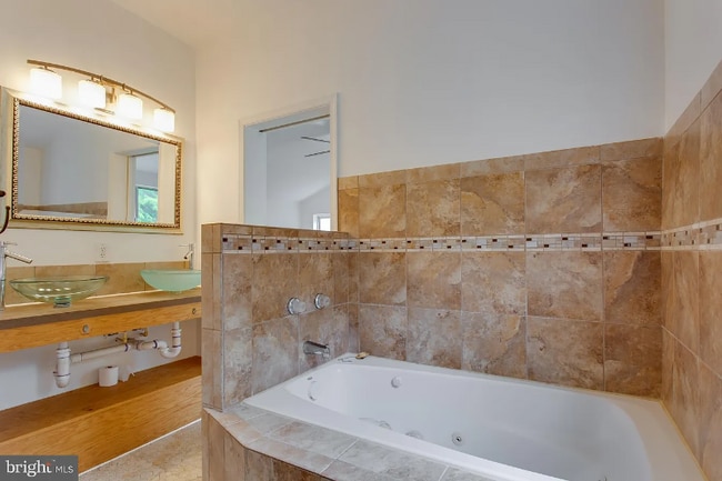 Foto del edificio - 301 Loureiro Ln