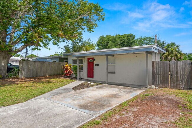 Building Photo - Home For Rent in St Petersburg!