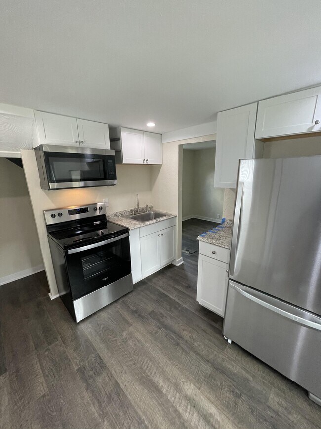 Building Photo - 628 Sidney St