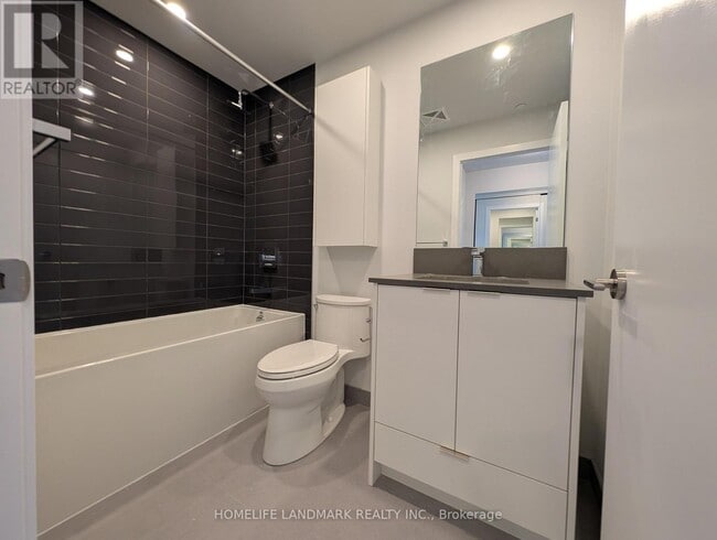 Photo du bâtiment - 430-4430 Square One Dr
