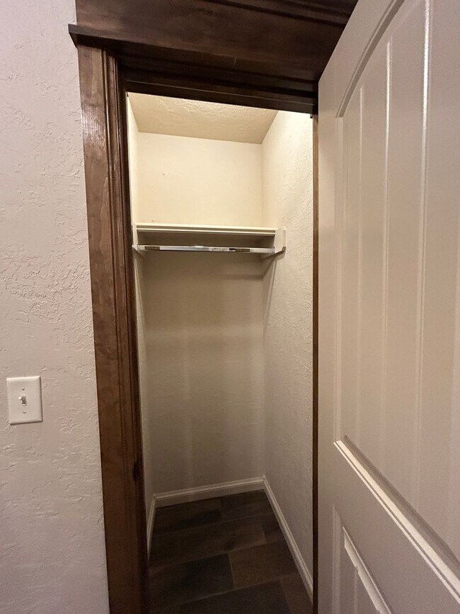 Building Photo - 4-bedroom property in ELGIN! Available NOW!