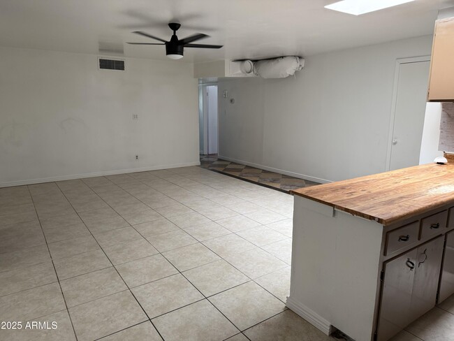 Foto del edificio - 5131 W Earll Dr