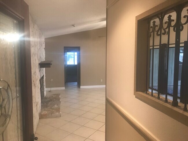 Building Photo - 8508 Mesa Dr