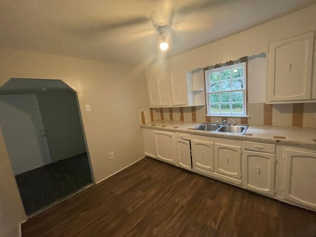 Building Photo - 3 bedroom 1 bath house available!  Freshly...