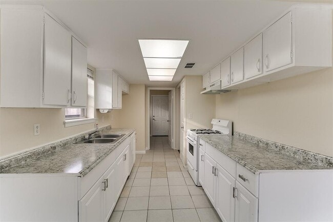 Building Photo - 11203 Sagehill Dr