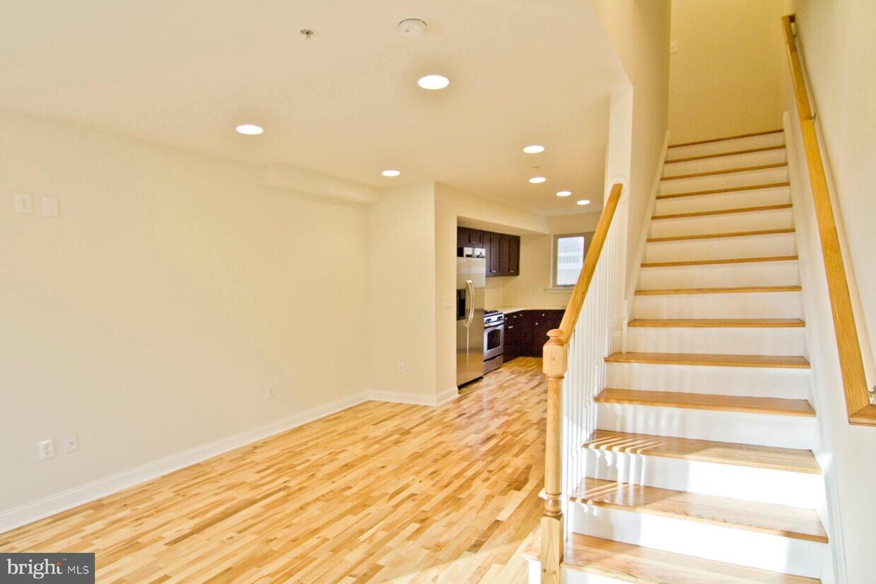 1136 Hope St Photo