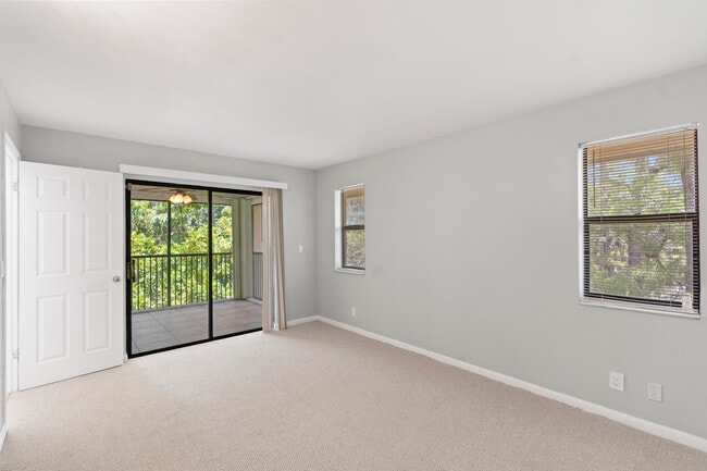 Foto del edificio - 8777 Shadow Wood Blvd