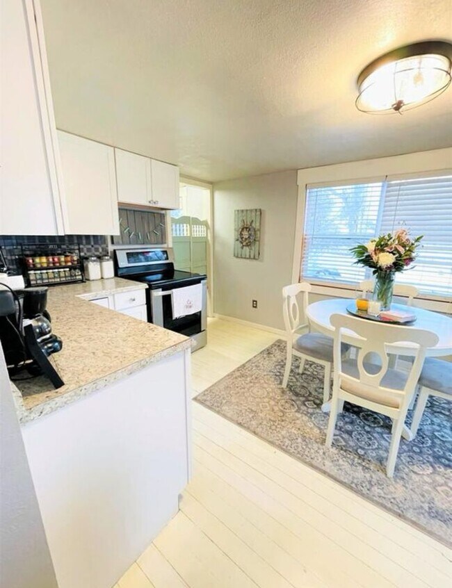 Foto del edificio - Available October 4, 2025! Remodeled Histo...