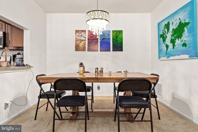 Foto del edificio - 2102B Denham Ct