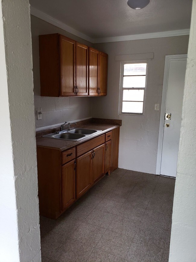 Building Photo - 1032 Ola Dr