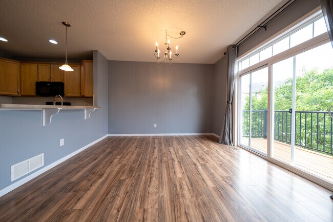 Foto del edificio - 11816 Emery Village Dr N