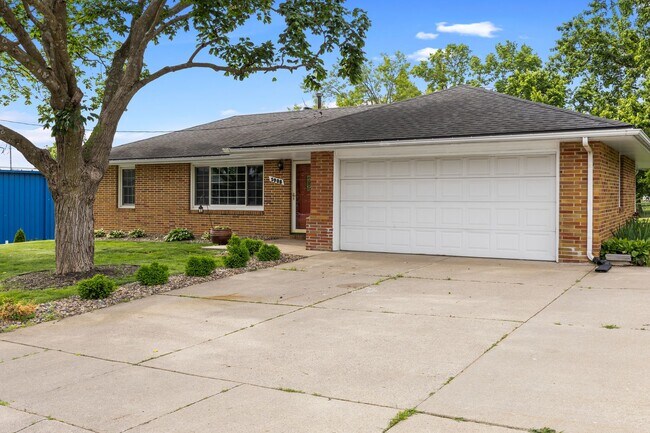 Foto del edificio - 3 Bedroom 2 Bath 2 Stall Garage Urbandale