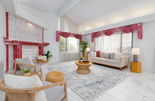 Building Photo - Beautiful Home in Royal Summit