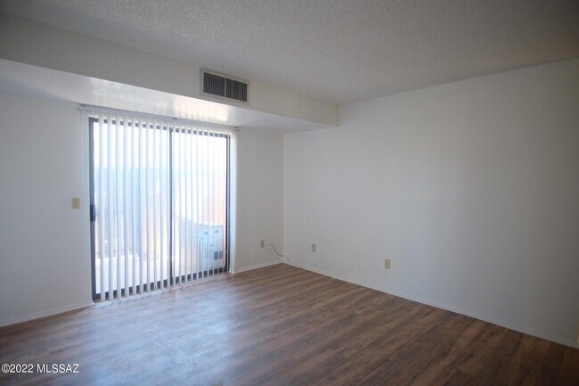Foto del edificio - 6625 E Golf Links Rd