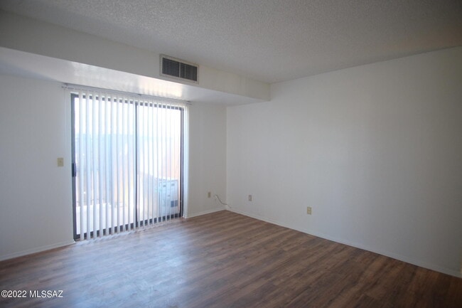 Building Photo - 6625 E Golf Links Rd