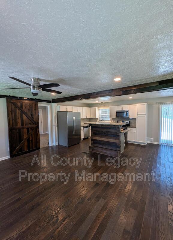 Building Photo - 914 Carlton Dr SE