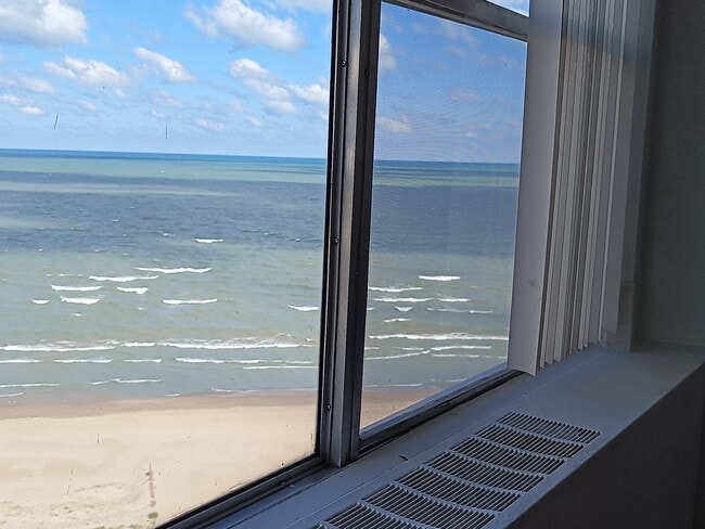 Building Photo - 5757 N Sheridan Rd