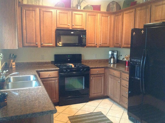 Building Photo - Spacious Rita Ranch Home with Modern Comfo...