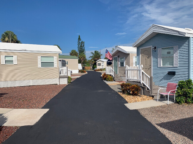 Building Photo - 2580 NE Indian River Dr