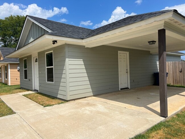 Building Photo - HALF OFF First Full Month's Rent!!!! Super...