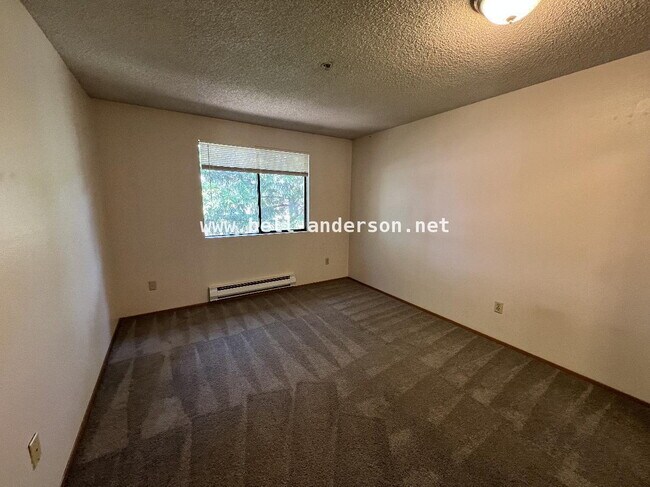 Building Photo - Auburn Retreat with Fireplace Condo Available!