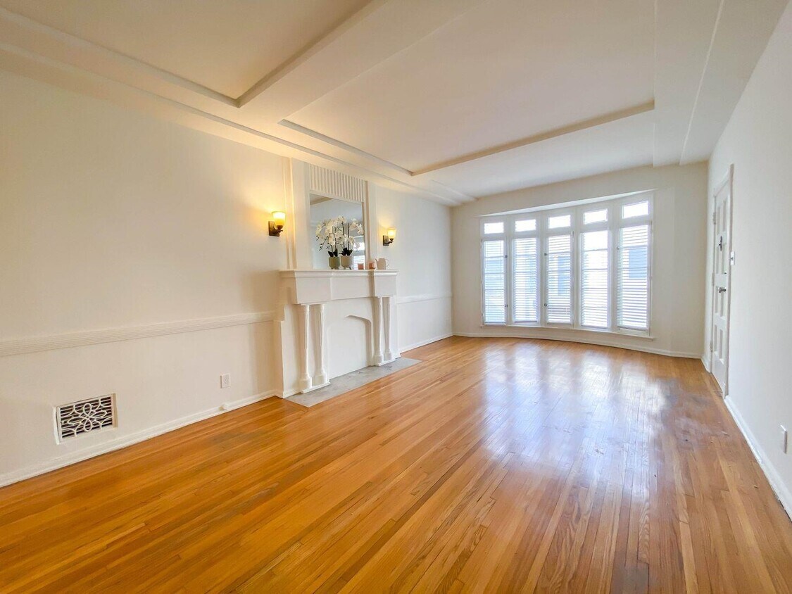 Primary Photo - 230 S Reeves Dr