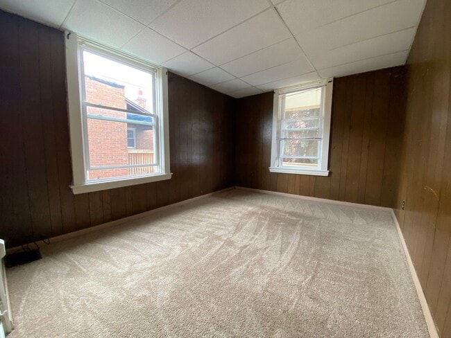 Building Photo - Two Bedroom on Semple Street With an Aweso...