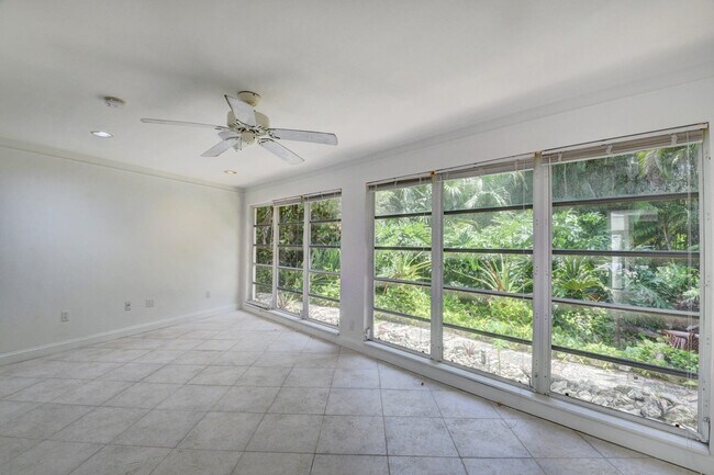 Building Photo - 14 Tropical Dr