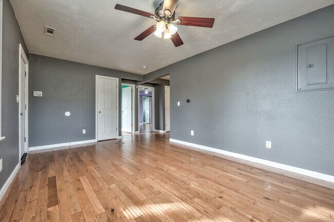 Living room - 490 Shawnee Rd