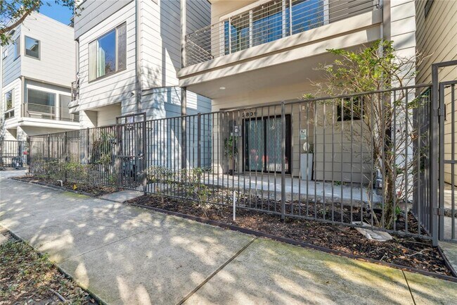 Building Photo - 2809 St Emanuel St