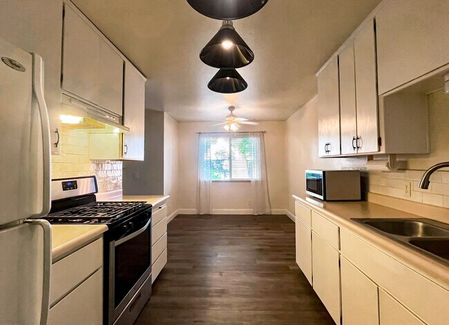 Building Photo - GO928#E &amp; F-Lotti, Carole Kelly