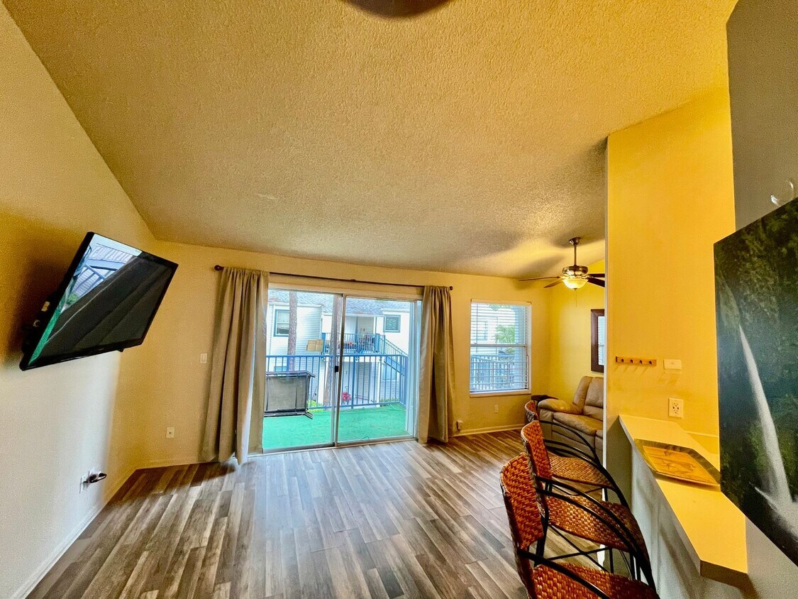 Foto principal - Charming 2 Bed, 2 Bath Condo in Gated Dock...