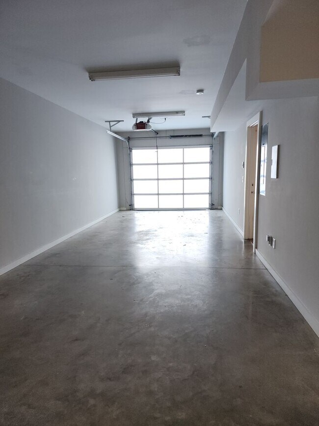 Foto del edificio - Contemporary Townhome East side of Downtow...