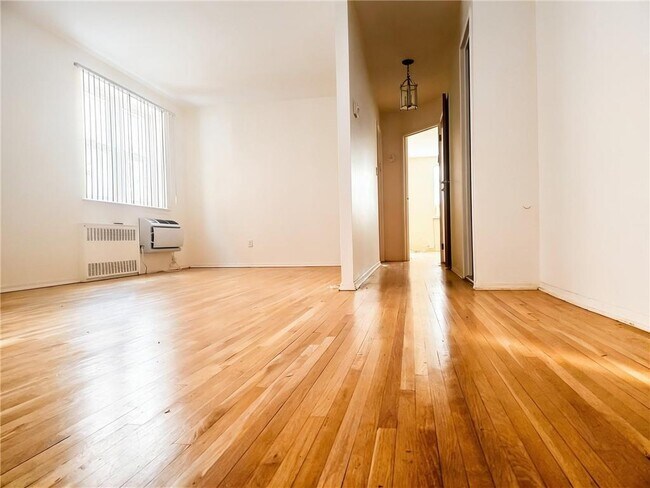 Foto del edificio - 1224 E 9th St