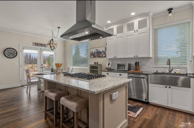 Building Photo - SEASONAL RANCH HOME