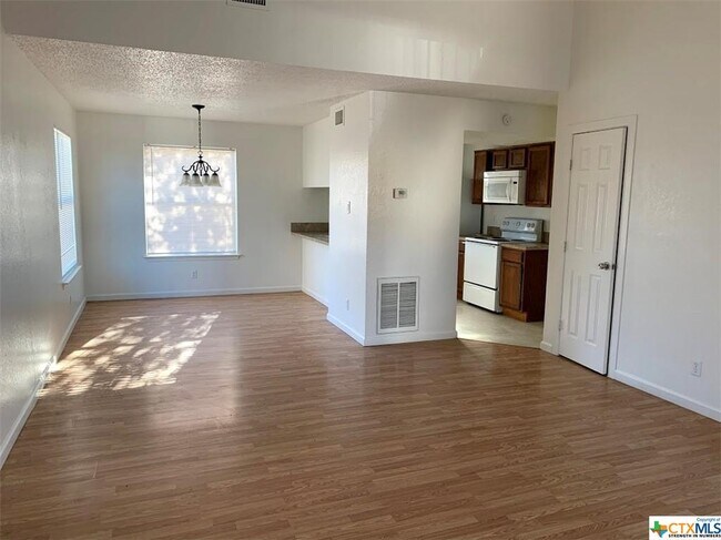 Building Photo - 2402 Bluejay Dr