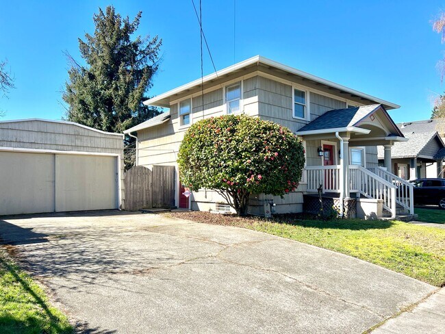 Foto del edificio - Portsmouth Neighborhood 3 story Home with Laminate H/W Floors, Fenced Backyard