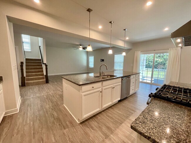 Foto del edificio - Huge home with two car garage with all the...