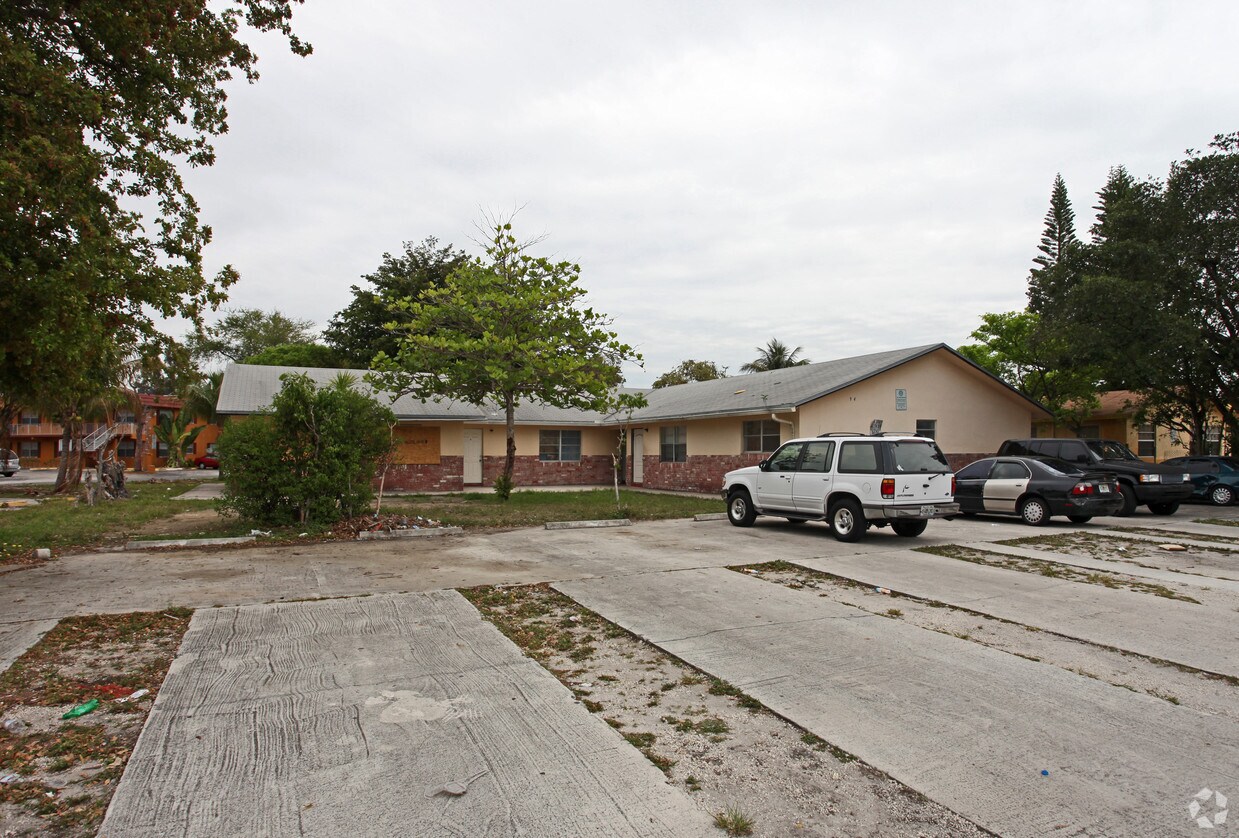Primary Photo - 904 SW 10th Dr