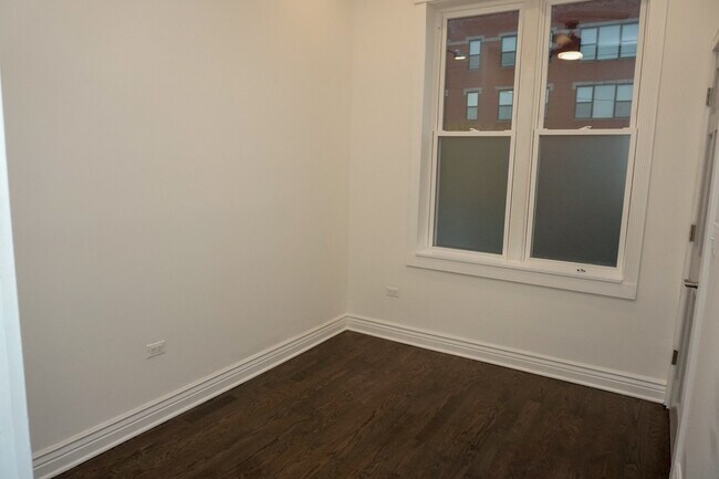 Foto del edificio - 3245 W Division St
