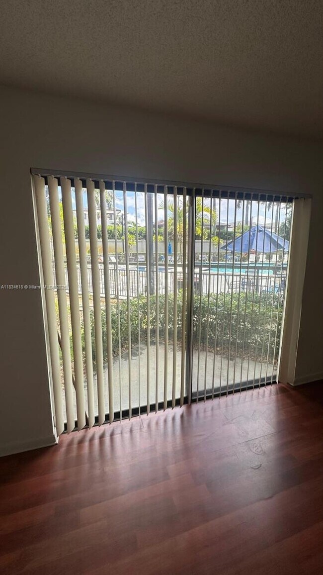 Foto del edificio - 8290 Lake Dr