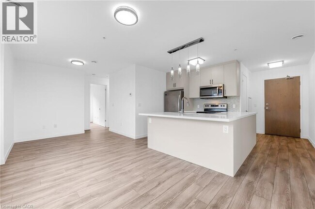 Building Photo - 479 Charlton Ave E